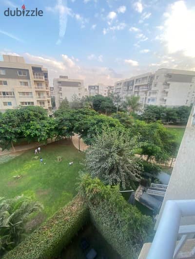 For sale apartment in Madinaty B10 with a direct view of All Seasons Park and Al Noor Mosque. A unique opportunity to own an apartment of 165 meters on the third floor, first residence, with company finishing and in a prime location next to the services. Area 165 meters, third floor, 3 bedrooms, 3 bathrooms, spacious reception with a direct view of All Seasons Park.