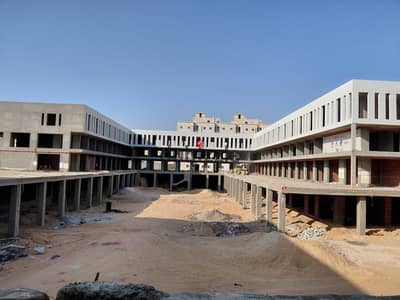 محل تجاري ارضي _موقع متميز_مباشرة على محور المركزي _مول  متكامل الخدمات _ بأسعار الطرح الأولي _ واجهه البلازا _ مقدم 10% و اقساط بتوصل ل 10سنين ______