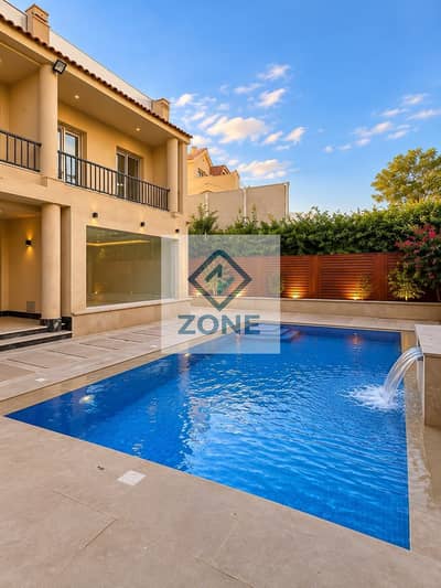 Detached villa with ultra-luxurious finishes, an internal elevator, and a private swimming pool—an exceptional deal.