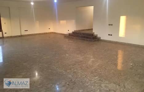 شقه فاضيه 350 مترللايجار في الحي الخامس في التجمع الخامس بالقرب من منطقة الخدمات الفيو زون