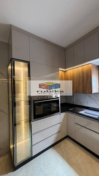 شقة فاخرة 230m² للبيع بـ البنفسج 6 – دور ثاني بأسانسير وشاملة المطبخ 