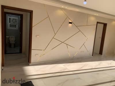 Apartment for rent in Compound The Square, area 162 meters, 3 bedrooms, 3 bathrooms, first floor, super lux finishing, and a kitchen equipped with a stove and two gas heaters. The monthly rent is 35,000 pounds.    For contact: 01112306678