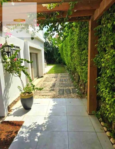 Ready-to-view villa, fully finished with air conditioning, located near Madinaty and the Canadian University.