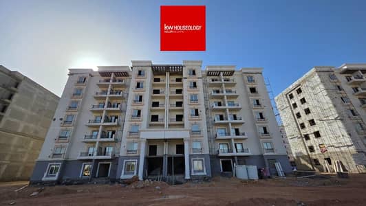 In installments over 10 years, immediate delivery, fully finished, wall-to-wall with Swan Lake, and with only 10% down payment, apartment for sale in Mayan Compound, Fifth Settlement.