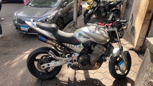 Hornet 900