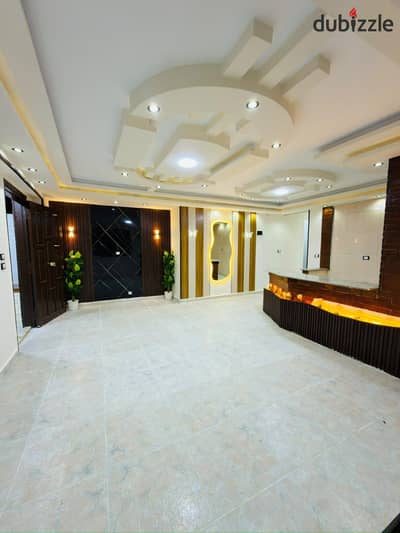 شقه أرضى بمدخل خاص للبيع في اسكندريه شاطئ النخيل رابع عمارة للبحر فى قلب الخدمات والأسواق تصلح للسكن والاستثمار الجيد