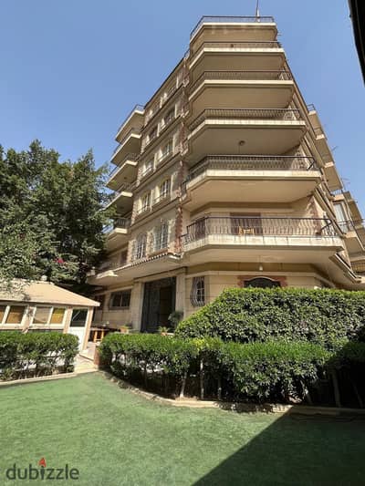 عماره للبيع المعادي شارع النصر مساحه الارض ٦٠٠ متر مساحه المباني ٣٠٠ متر مرخصه مسجله شهر عقاري ٦ ادوار الدور شقتين مفتحين علي بعض مفهاش اسانسير بس مكانه موجود الدور الاول و الارضي عباره عن فيلا ٥ غرف و خمسه حمام الدور التاني شقتين مفتحين علي بعض ٣ غرف ٢ ح