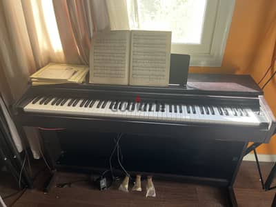 Yamaha electric piano with amplifier , microphone and speakers