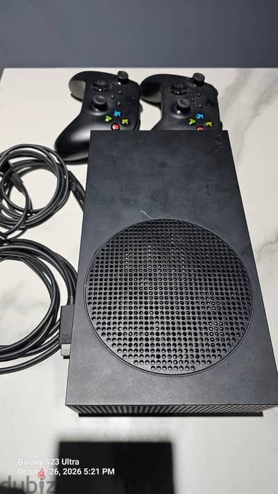 Xbox series s 1 Tb - 2 controllers - xbox battery - games