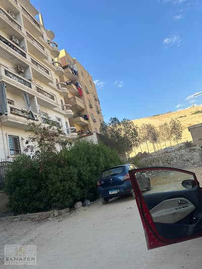 شقه للبيع في المقطم الهضبه الوسطي الحي التالت عند مجمع الاديان مسجد الحافظ و شارع نادي ايزي اسبورت لوكيشن سكني راقي ممتاز با القرب من كل الخدمات
