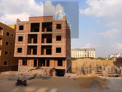 عمارة للبيع الحي الثالث بيت الوطن تاني نمرة من ماونتن فيو مساحة 703م مبنى 8 شقق ورخصة روف 75% فرصة استثمارية مميزة