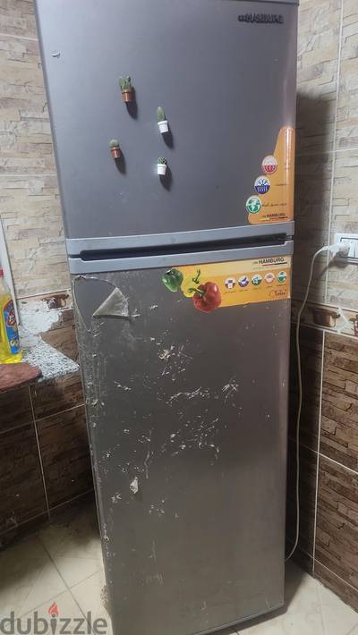 ثلاجة يوني هامبورج فضي بفريزر علوي بحالة ممتازة