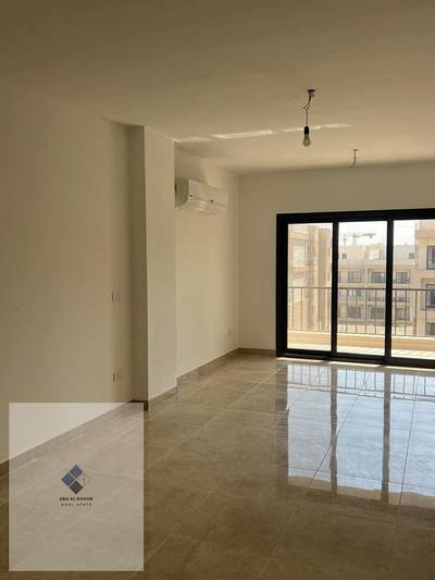 Apartment for rent in Al-Marasem Compound Fifth Square in the Fifth Settlement, 160 meters on the third floor, 3 bedrooms, and 3 fully air-conditioned bathrooms, equipped kitchen, and dressing room, for a price of 40 thousand