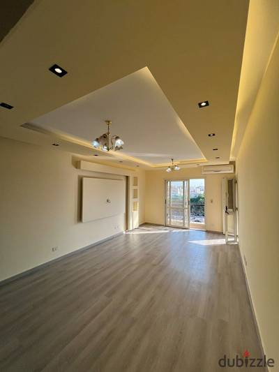 For rent, a law text furnished with kitchen, air conditioning, and appliances in Al-Rehab City, an apartment with 3 rooms and 2 bathrooms, close to La-Venue Mall.