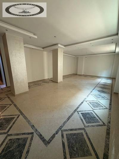 Duplex for rent in Al-Banafsaj, First Settlement, near Sadat Axis and the Chillout gas station. Ultra-super-lux finishing.