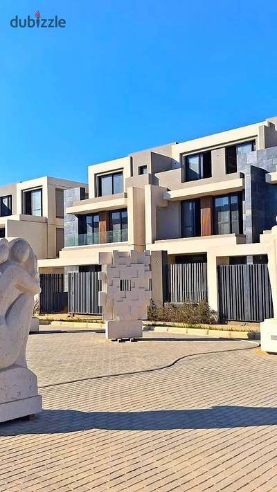 فيلا  فى التجمع بجوار الجامعه الامريكيه فى كمبوند مبنى بالكامل فى - الباتيو تاون- استلام قريب
