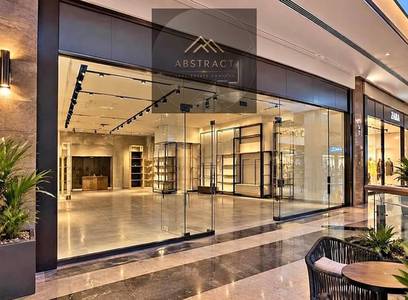 محل للبيع في برايم لوكيشن امام اكبر فندقين JW Marriott وفندق kempinski ب A. U. i ١٠٠ الف  في قلب كمبوند متكامل  الخدمات