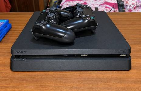 ps4 slim مع دارعين ولعبتين كله اصلي واستاند وشاحن وشنطه
