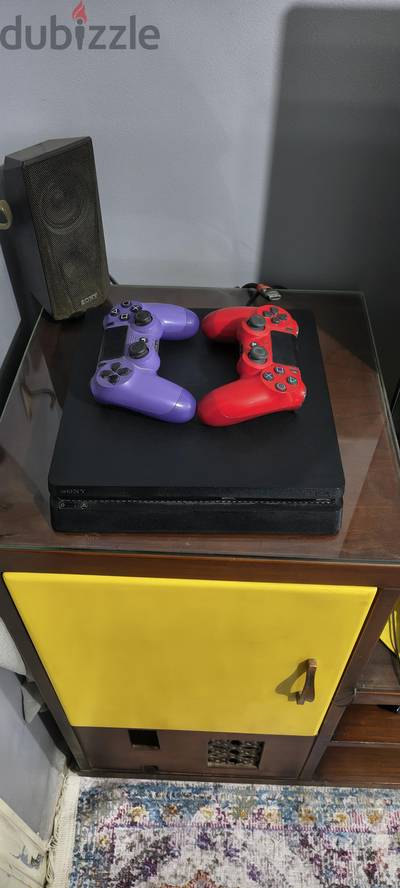PS4 slim 1T 2 controllers