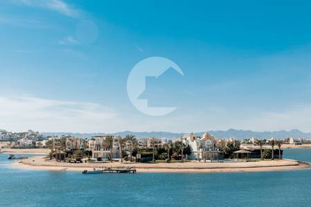 فيلا صف أول أوبن لاجون، متشطبة تشطيب فاخر بالتكييفات ووحدات المطبخ والسخانات والدواليب، فيو مفتوح واستلام قريب وبالتقسيط