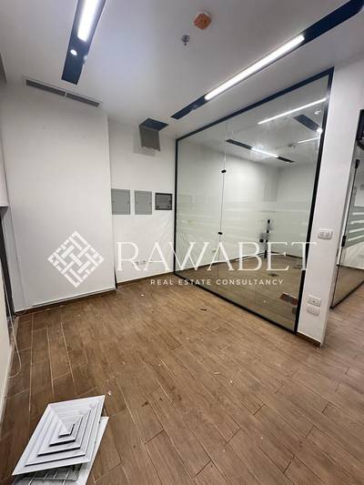 مكتب للايجار90م علي البلازا مباشرة  في مول park street –اميز لوكشن في الشيخ زايد علي المحور بجوار كابيتال بيزنس بارك   - تشطيب سوبر لوكس بالتكيفات