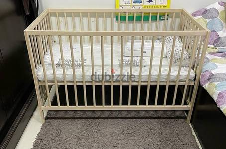 سرير اطفال جديد و معاه مرتبه من IKEA