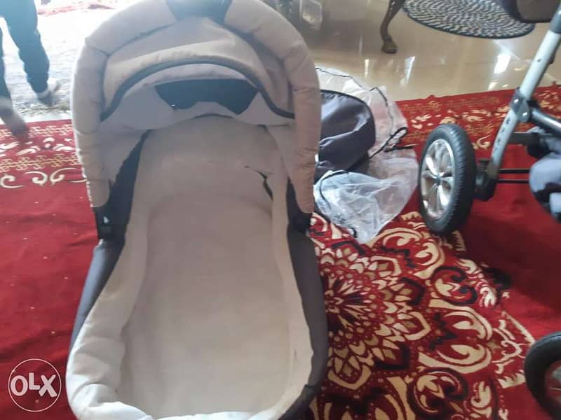 عربية اطفال كرسي وسرير وارد الخارج استعمال في البيت ٣ شهور فقط 1