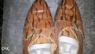 حذاء جلد ثعبان حقيقي كوبرا ونعل جلد ايطالى وبطانه جلد غزال . 0