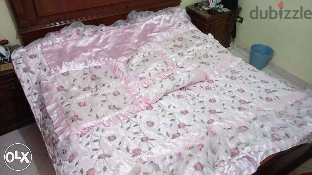 مفرش سرير ستان شيك جدا مبطن مناسب لسرير كبير لعروسة أو للمناسبات 1