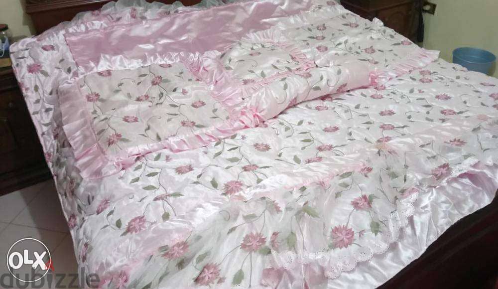 مفرش سرير سوري ستان شيك جدا مبطن مناسب لسرير كبير لعروسة أو للمناسبات 2