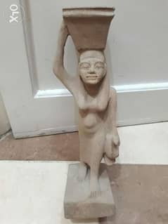 تمثال فرعوني إمرأة عائدة من السوق وبيدها بطة. يعود للأسرة الحادية عشر 0