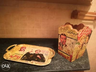 صينيه معدن مرسوم عليها بطريقه الكولاج عرض ٤٠سم و طول ٢٩سم و حافظ جرائد