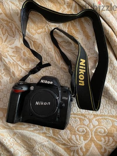 للبيع جهاز كاميرا نيكون NikonD70s بدون عدسة يوجد إمكانية التوصيل