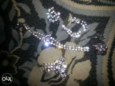 للبع طقم اكسسوارات حريمى للحفلات عباره عن حلق و2خاتم وبروش وساعه