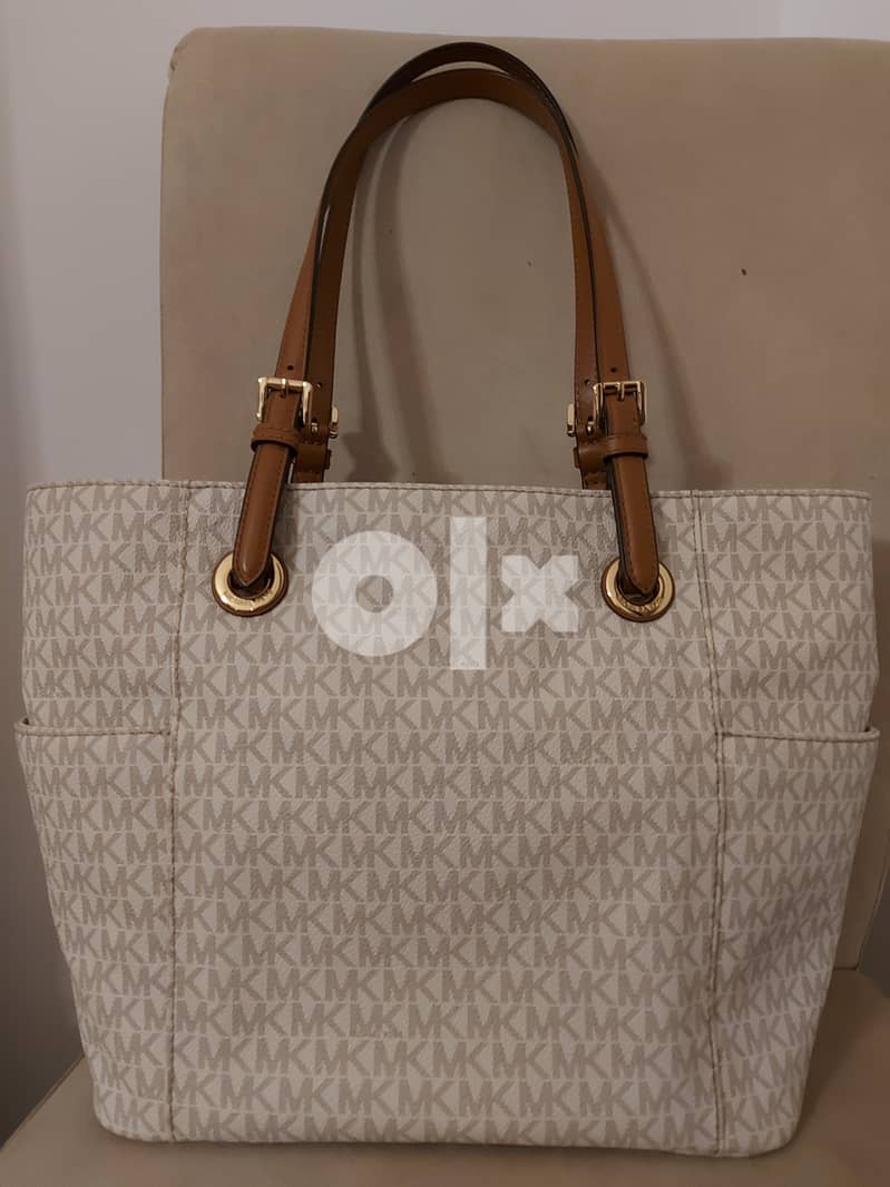 Clean Micheal kors bag 1