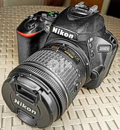 Nikon D5600 للبيع 0