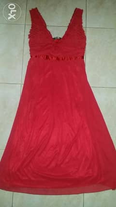 فستان احمر سواريه سمبل وانيق جدا وبنص تمنه