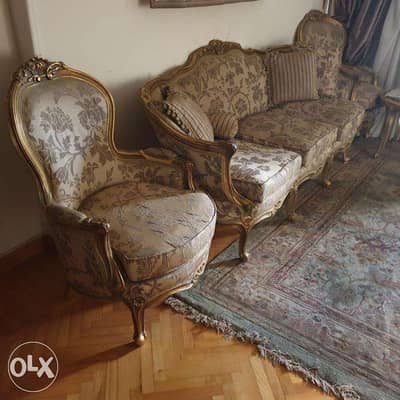 صالون كنبة واربع كراسي وترابيزة