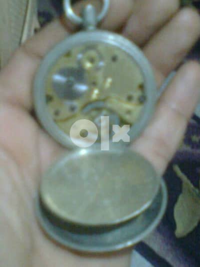 ساعه جيب ويوجد أيضا عملات قديمة جدا
