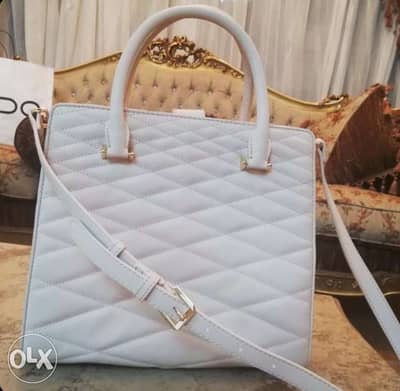 شنطة جديدة charles and keith مقاس medium بالتكيت