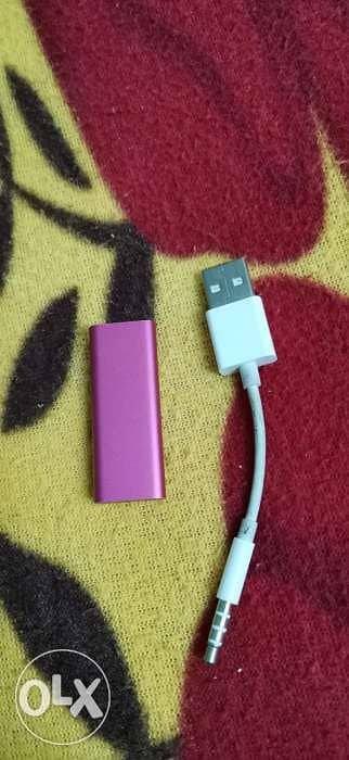 Ipod shuffle 2GB pink بدون وصلة الشحن