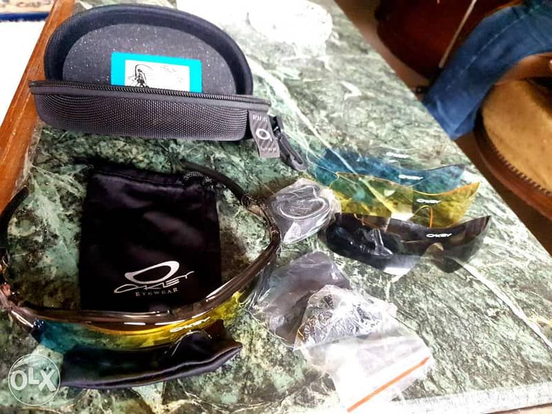 Oakley sunglass with extra lenses 4