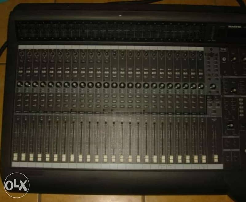 Mackie d8b digital& analog mixer 0