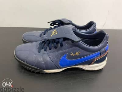 football Shoe Nike Ronaldinho Size: 40 ‏جزمة كورة رونالدينيو الاصلية