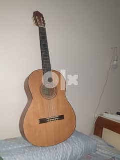 جيتار كلاسيك ذو اوتار قوية جدا وخشب من افضل الانواع -- yamaha guitar 0