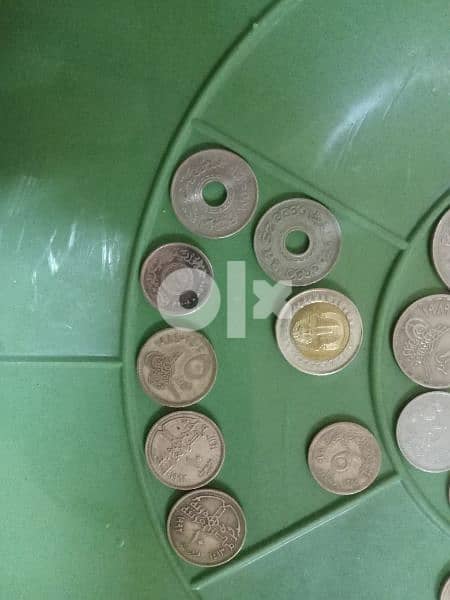 مجموعه كبيره من العملات المعدنيه القديمه لأعلى سعر مصريه وعربيه واجنبى 12