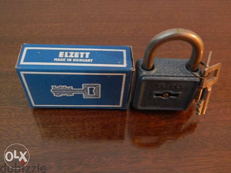 قفل قديم بالمفاتيح حجم كبير 1