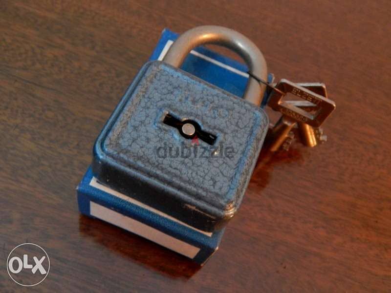 قفل قديم بالمفاتيح حجم كبير 3