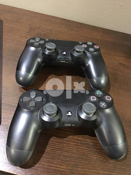 Ps4 slim 2 controllers 1Tb  . 2