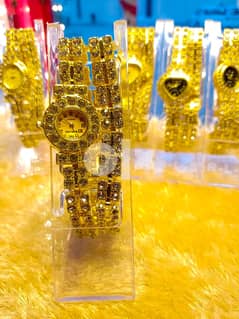 ساعة حريمي ذهبي شيك جدًا وبأشكال مختلفة وجميلة بالإضافة إلى سوار ذهبي 0
